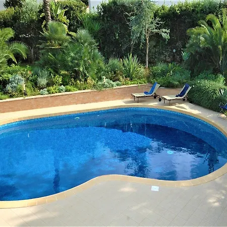 In With Pool And Garden Nyaraló Valderice