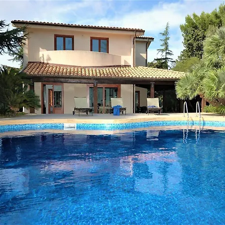 In With Pool And Garden Nyaraló Valderice